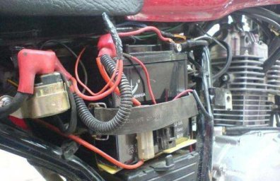 如何修復摩托車水電瓶，摩托車電瓶沒電了如何加蒸餾水