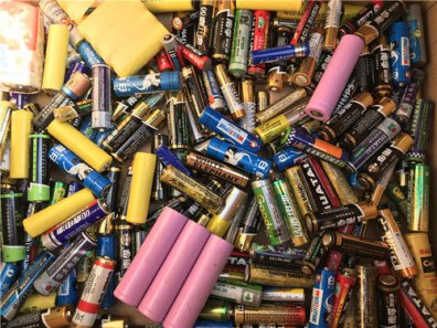 不正確處理的廢舊電池對人體會有哪些危害；